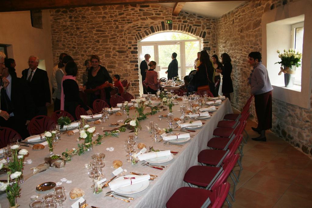 Les Jardins Du Mas Evesque Bed & Breakfast Rousson  Bagian luar foto