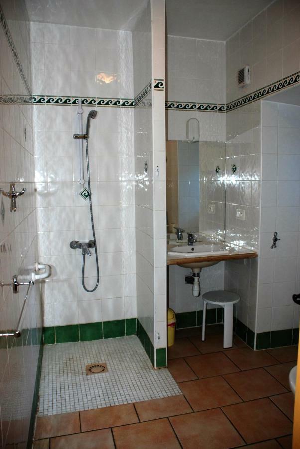 Les Jardins Du Mas Evesque Bed & Breakfast Rousson  Bagian luar foto